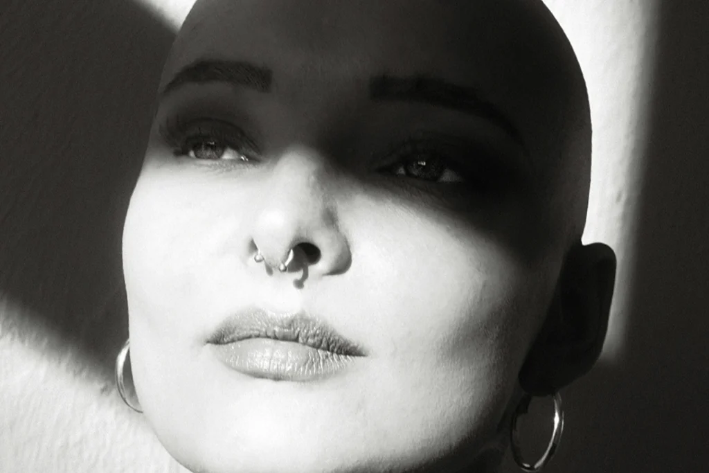 Fabrication de Bijoux - Femme-piercing-nez-et-creole-photo-noir-et-blanc-Claysta
