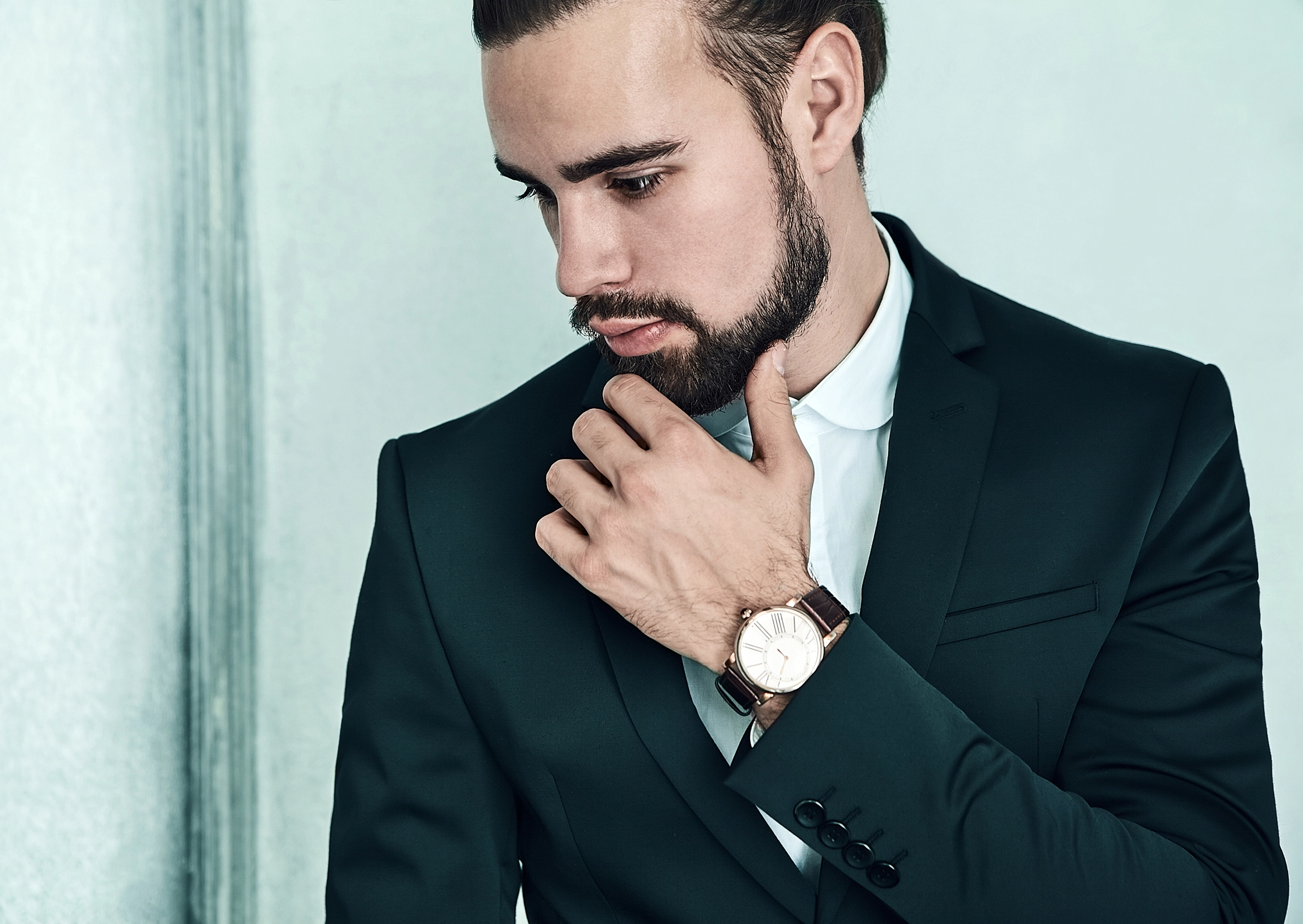 chevalière homme-montre homme-jeune-homme-montre-elegante-cadran-blanc-bracelet-cuir