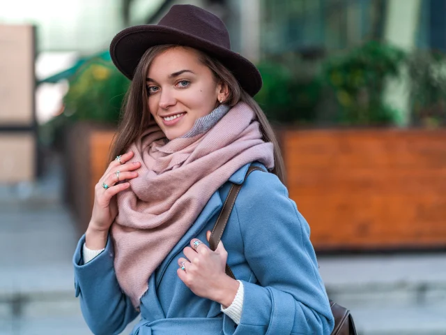 jeune-femme-bagues-et-grand-chale-et-chapeau