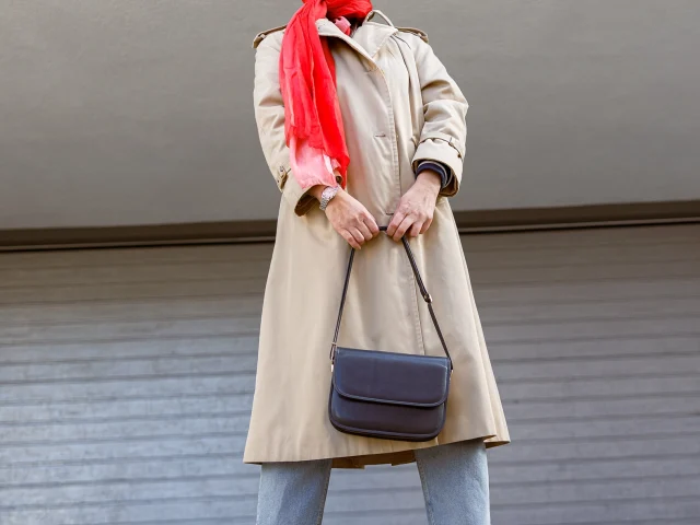 femme-foulard-rouge-soie-et-sac-cuir-Calysta