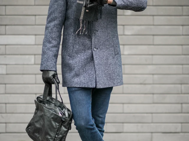 Boutique-accessoires-de-mode-homme-pochette-cuir-marron-et-montre-or-calysta-jeune-femme-grand-chale-carreaux-rouge-et-gants cuir-rouge-et-sac-a-main -Jeune-homme-echarpe-noire-Calysta-jeune-femme-grand-chale-carreaux-rouge-et-gants cuir-rouge-et-sac-a-main -Jeune-homme-echarpe-noire-Calysta-Femme-collier-coquillages-perles-pendentif-sac-Calysta-echarpe-cachemire-camel-calysta-echarpe-noire-Calysta-et-sac-cuir