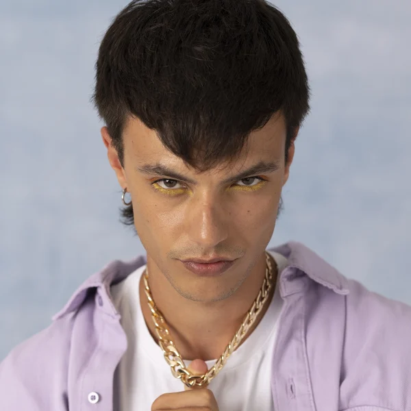 chevalière homme-jeune-homme-avec-collier-chaine-gros-maillon-or-Calysta